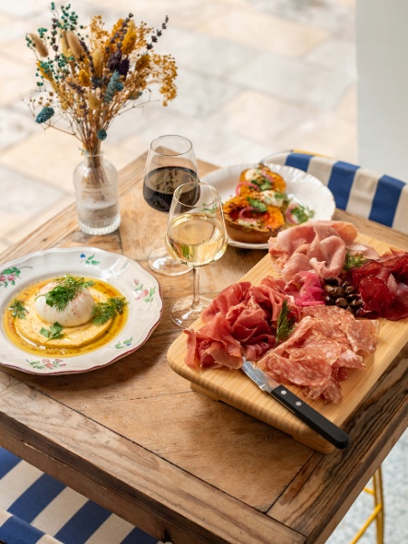 Plat charcuterie et buratta