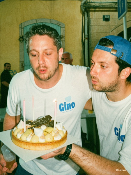 Hugo et Rouge qui fête l'anniversaire de Gino