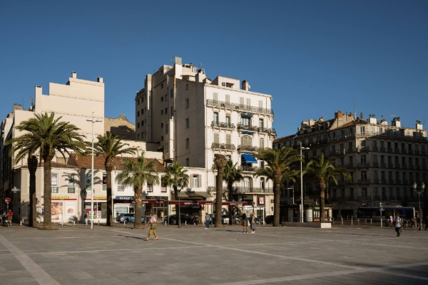 Restaurant en terrasse à Toulon centre : direction le quartier des Halles